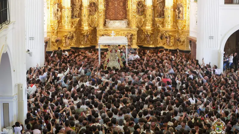 La Blanca Paloma ya en el interior del templo