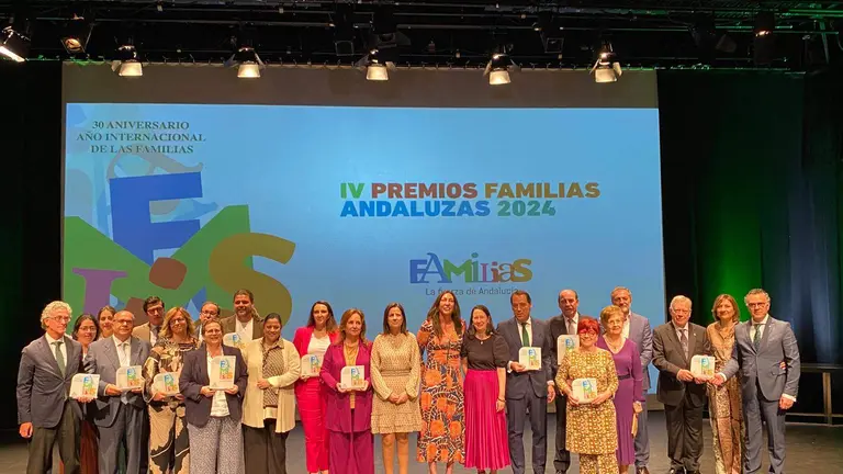 Foto de familia del acto de entrega