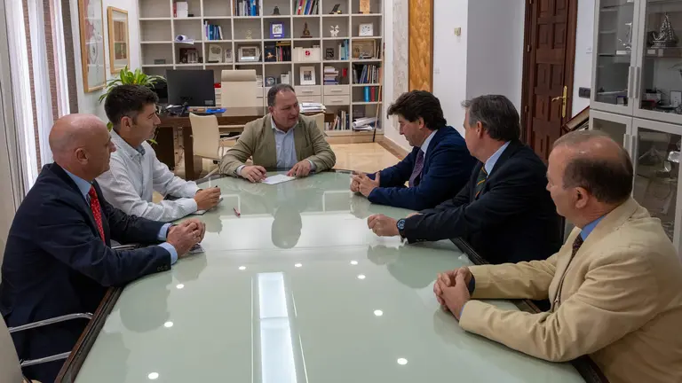 Reunión de Toscano con Cepsa para abordar los proyectos del hidrógeno