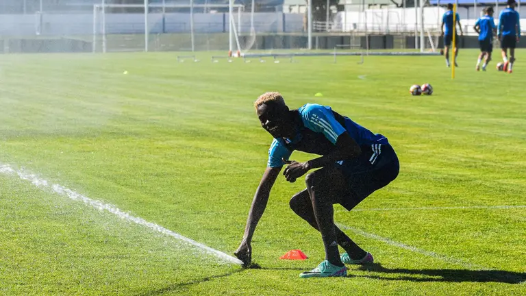Rahim bromea con agua en un entreno del Recre.