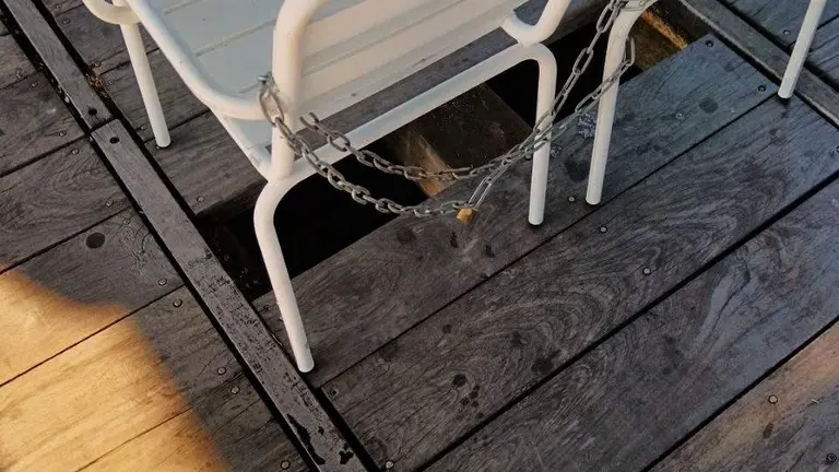 Improvisado y cutre sistema de aviso de riesgo de caídas en el Muelle (Andalucía Por Sí)