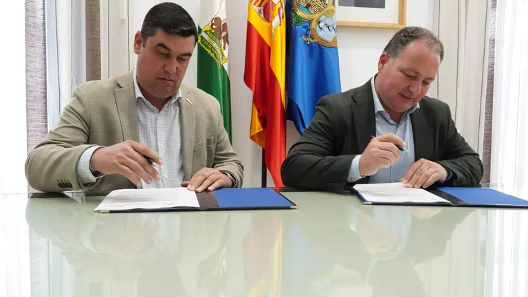 Firma del convenio con Freshuelva