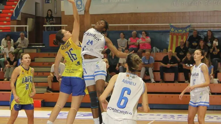 El salto inicial del partido del Ciudad de Huelva.