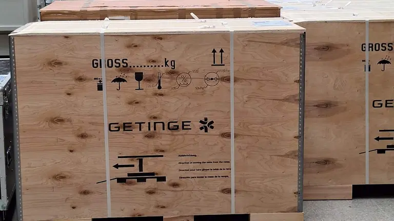 Improvisado almacén en el interior del patio hospitalario