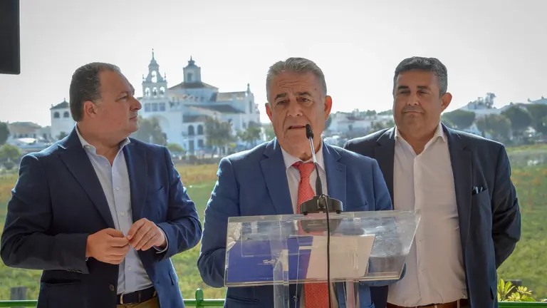 Bella, acompañado por Toscano y Correa