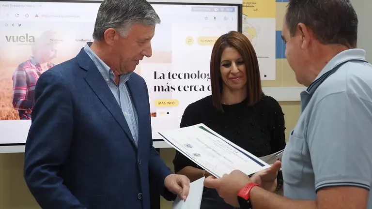 Carmelo Romero charla con participantes en el curso