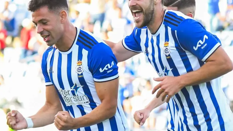 Bustos celebra el gol del Recre al Ibiza.