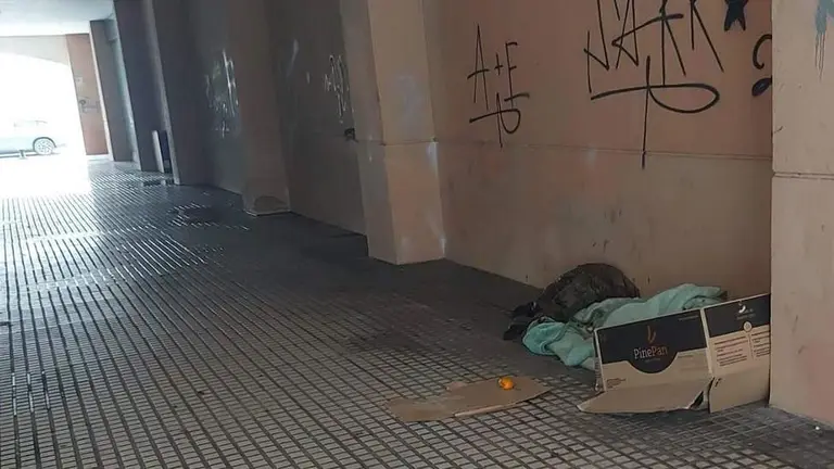 Una persona sin hogar en el pasaje de Doctor Rubio