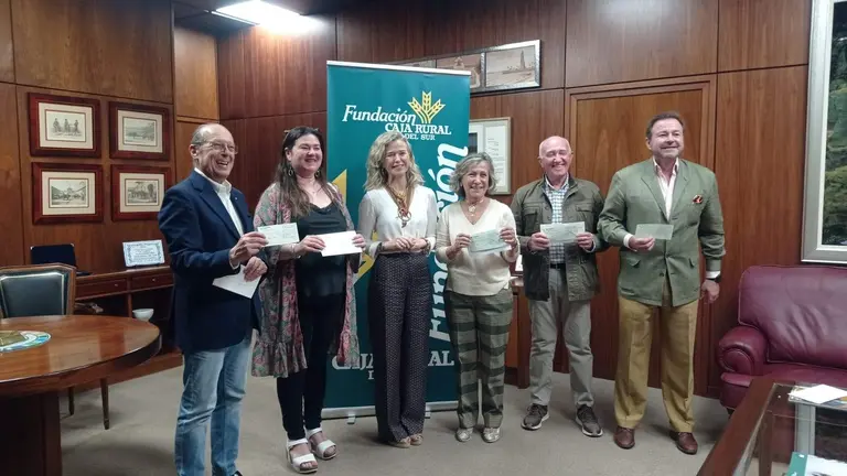 Representantes de distintas entidades solidarias tras recibir los cheques de Fundación Caja Rural del Sur
