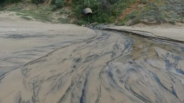 Vertido de aguas sucias tras la rotura del colector