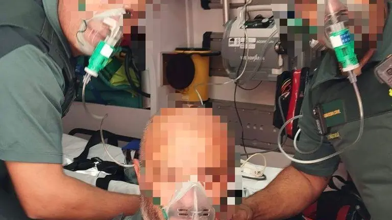 Los agentes de la Guardia Civil atendidos en la ambulacia