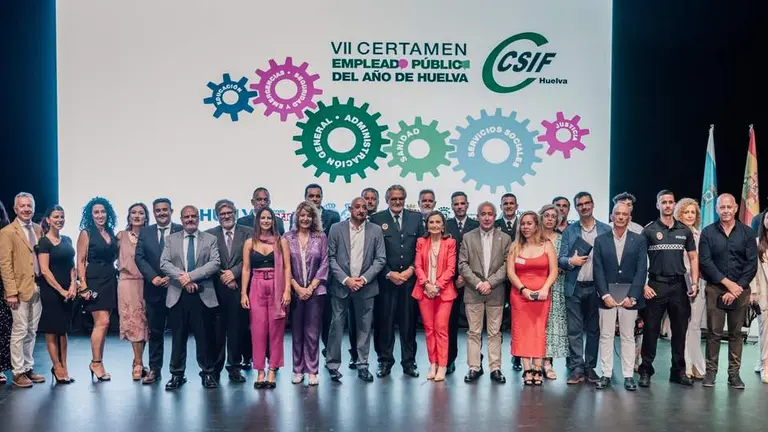 Foto de familia de los 13 premiados y autoridades al final de la gala.