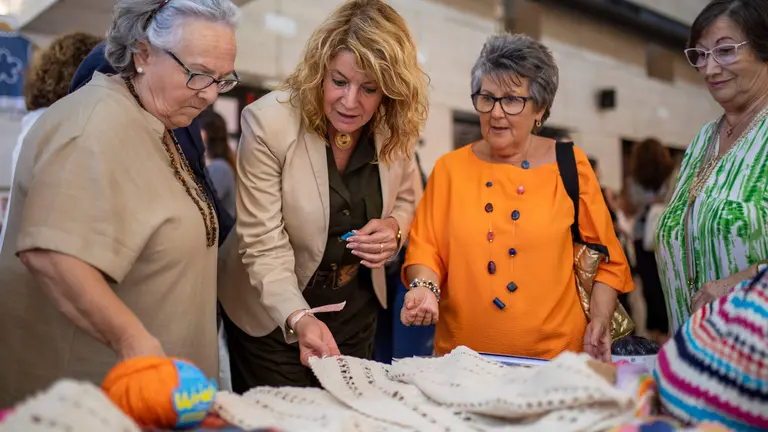 Miranda departe con un grupo de participantes en el programa