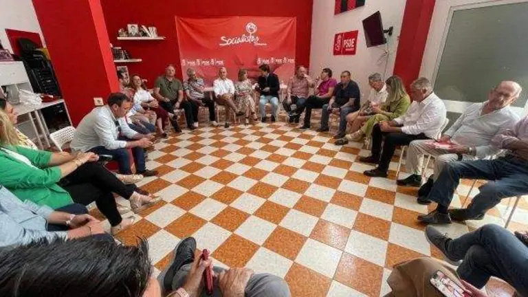 Ana-Romero-reunion-en-Bonares-con-alcaldes-y-portavoces-municipios-entorno-Donana-8-642x336