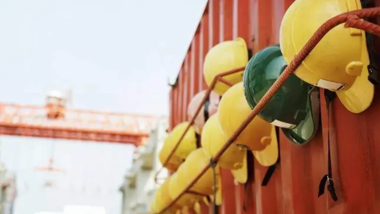 Cascos en un descanso laboral en una obra
