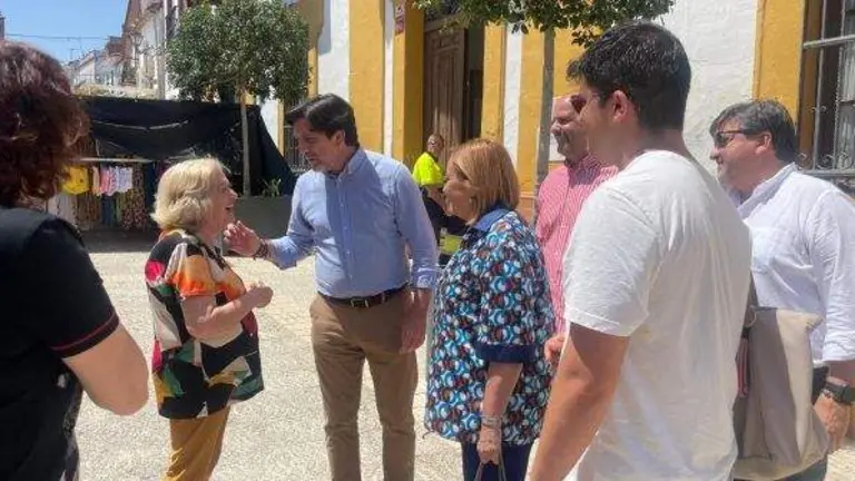 Enrique Gaviño, en Zalamea, junto al alcalde y otros integrantes socialistas