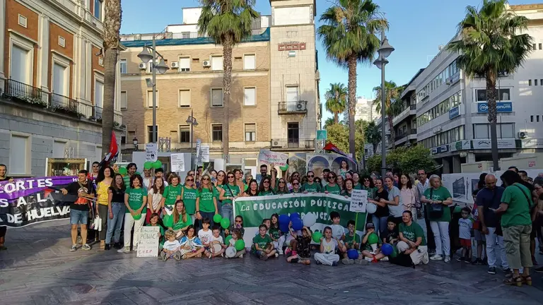 Concentración por la pérdida de unidades escolares públicas en Huelva en beneficio de centros concertados