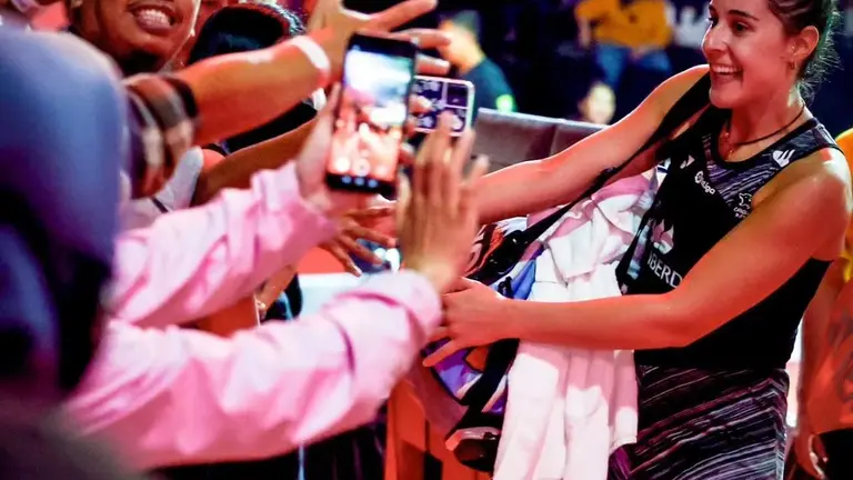 Los espectadores saludan a la onubense, muy querida en Indonesia.