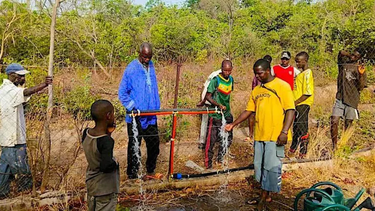 Obras en la aldea para llevar el agua