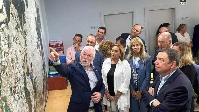 El ministro Planas observa los mapas de los regantes en su visita a la CR de Palos