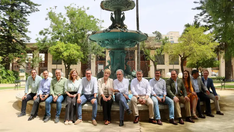 Foto de familia popular durante la visita de Bendodo