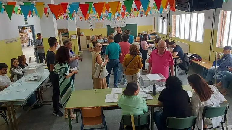 Mesa electoral en la capital, esta mañana