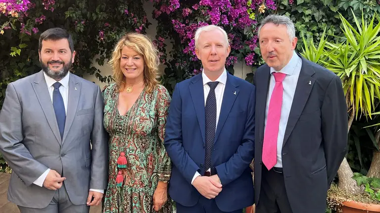 Foto nuevo director con la alcaldesa de Huelva