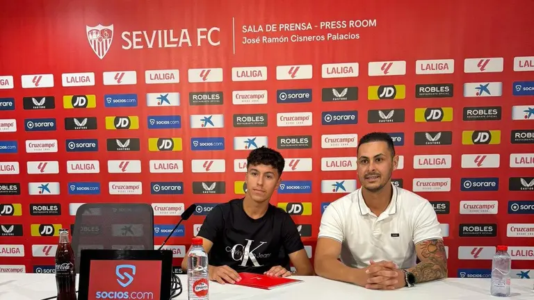 Lociga tras firmar su primer contrato profesional.
