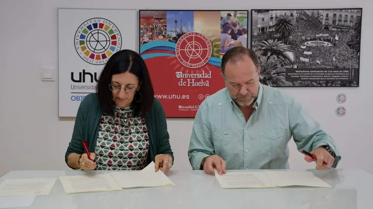 Firma del convenio entre Caja Rural del Sur y la Universidad de Huelva