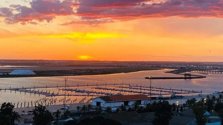 Puesta de sol tras la Marina del Odiel en la capital