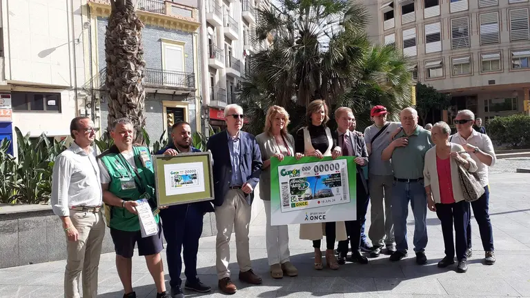 Presentación del cupón junto a La Palmera