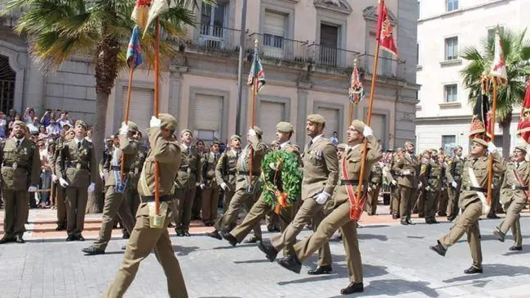 Desfile militar en el centro de Huelva