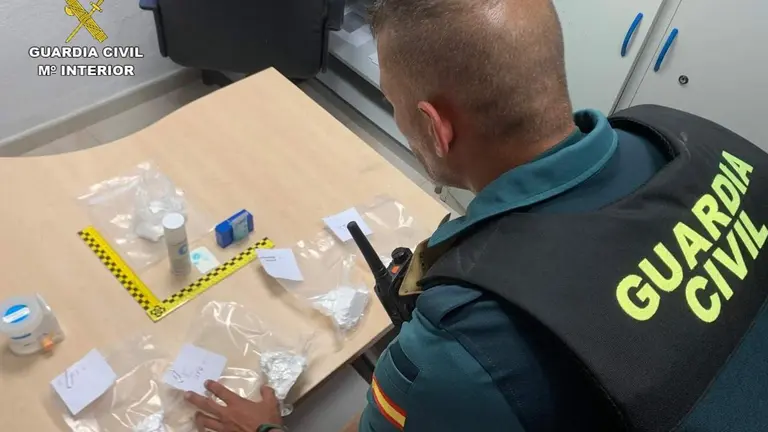 Un agente procede al pesaje de lo incautado, que resultó ser cocaína