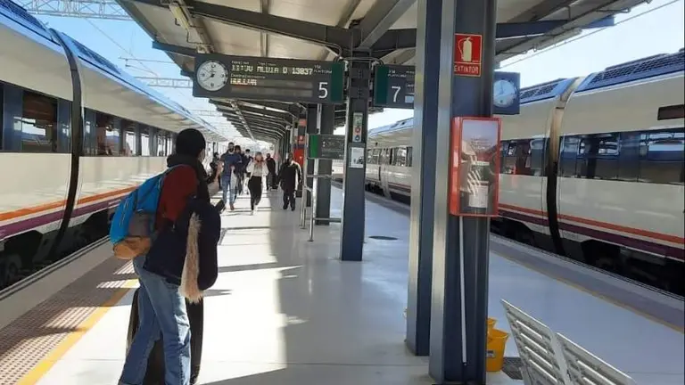 Pasajeros en la estación de Huelva