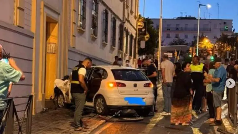 Nuevo accidente en la 'curva de la muerte', en pleno centro de Huelva
