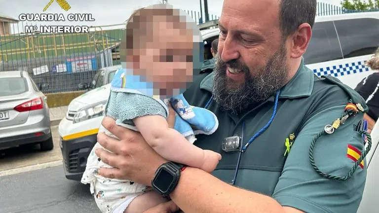 El agente con el beb&eacute; ya en brazos
