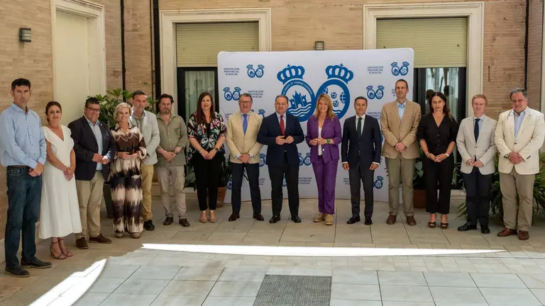 Foto de familia tras la firma del acuerdo