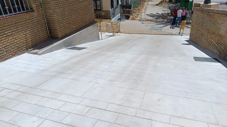 Pendiente que conecta con la plaza