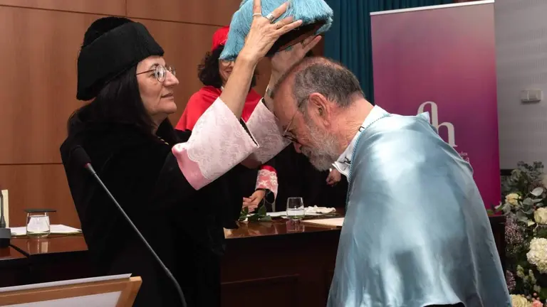 Imposición del símbolo universitario