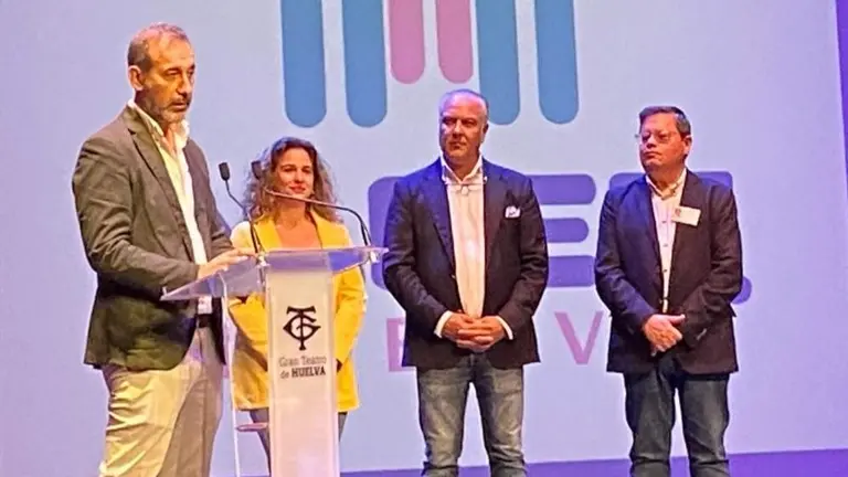 Los presentadores junto a Gaspar de Holanda