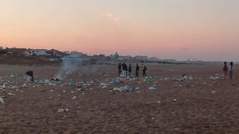 La playa puntaumbrieña antes de la limpieza