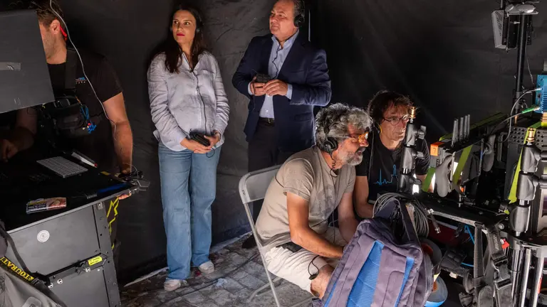 Toscano observa atentamente el rodaje de varias escenas de Los Tigres