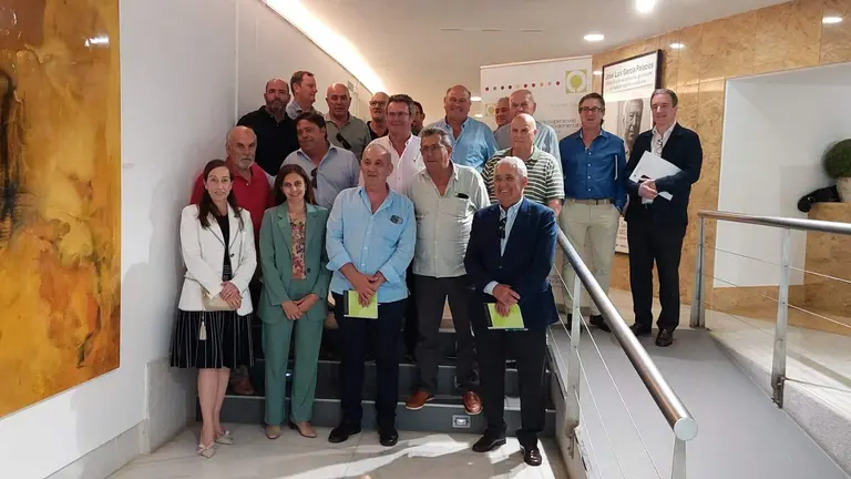 Foto de familia de los cooperativistas en su asamblea celebrada en Caja Rural