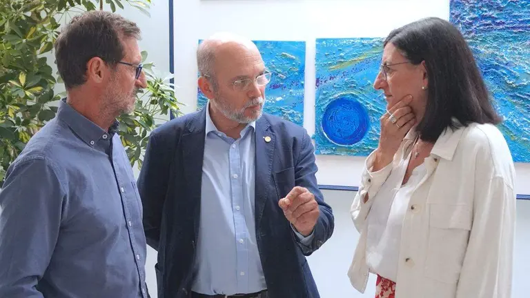 A la derecha, la rectora de la UHU, Mar&iacute;a Antonia Pe&ntilde;a