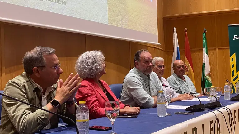 Jos&eacute; Luis Garc&iacute;a Palacios, en el centro, durante la Asamblea