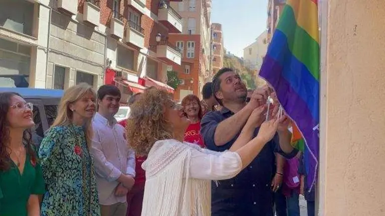 Colocan la bandera del colectivo en la sede del PSOE