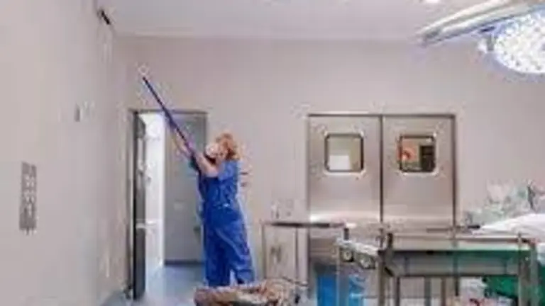 Limpiando una sala hospitalaria