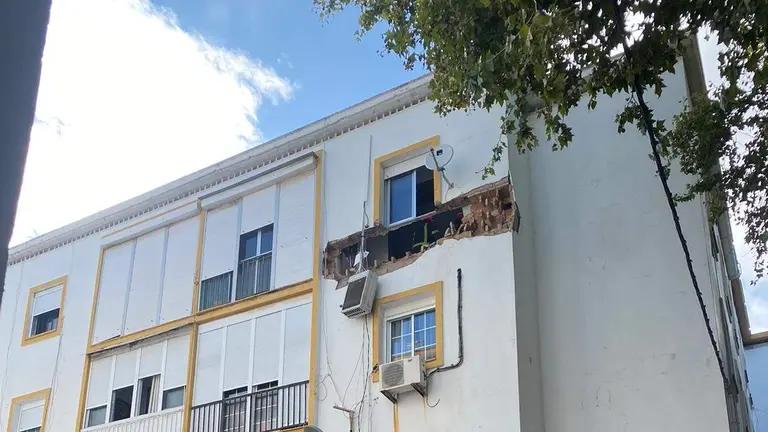 Muro reventado por la deflagraci&oacute;n