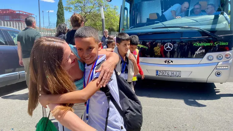 Momento de la llegada de los ni&ntilde;os y ni&ntilde;as saharauis al Iberoamericano