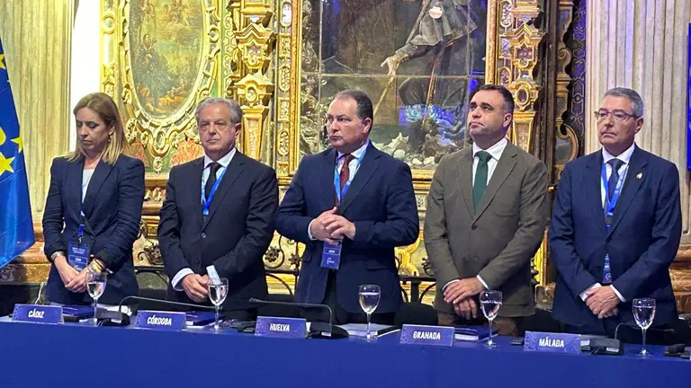 Toscano, en el centro, durante el encuentro